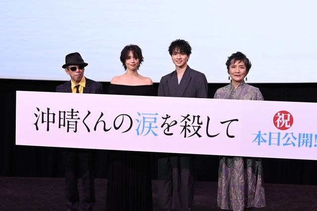 広瀬アリス、肩出し黒ドレスで登壇！木戸大聖らと『沖晴くんの涙を殺して』初日舞台挨拶（28枚目）