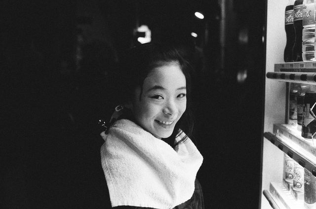 趣里＆菅田将暉をモノクロで撮影！映画『生きてるだけで、愛。』撮影現場写真【全4枚】：フォトギャラリー