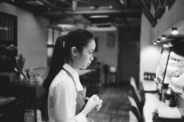 趣里＆菅田将暉をモノクロで撮影！映画『生きてるだけで、愛。』撮影現場写真【全4枚】（2枚目）