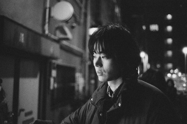 趣里＆菅田将暉をモノクロで撮影！映画『生きてるだけで、愛。』撮影現場写真【全4枚】（4枚目）