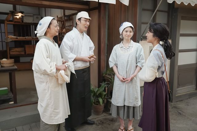 美都里は安子とるいを見て…「カムカムエヴリバディ」第26回の場面写真（4枚目）