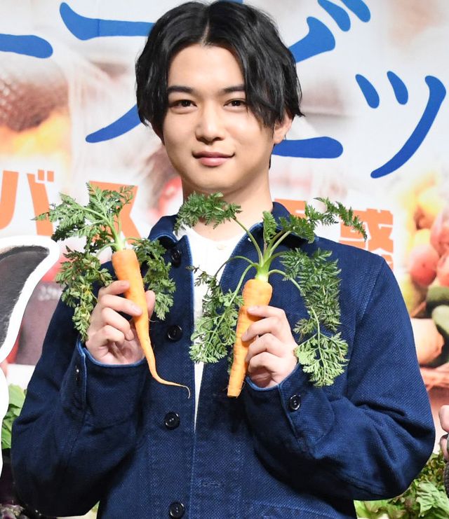 千葉雄大、両手に人参で笑顔！：フォトギャラリー