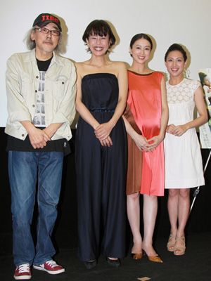 左から小林政広監督、渡辺真起子、中村優子、藤真美穂