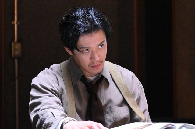 小栗旬演じる主人公の刑事・岡本賢治は、サスペンダーがポイント
