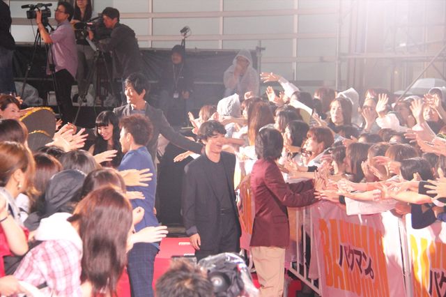 佐藤健、神木隆之介、染谷将太、小松菜奈らキャスト陣がファンと交流！『バクマン。』レッドカーペットイベントフォトギャラリー（3枚目）