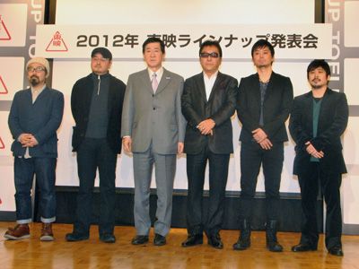 左から山下敦弘監督、瀧本智行監督、岡田裕介社長、和泉聖治監督、堀切園健太郎監督、熊切和嘉監督