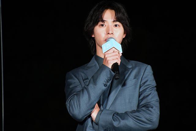 山崎賢人、スーツ姿がカッコイイ！映画『夏への扉　－キミのいる未来へ－』公開記念イベント：フォトギャラリー