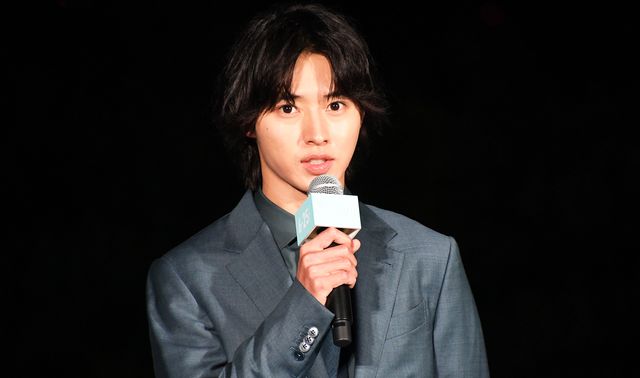 山崎賢人、スーツ姿がカッコイイ！映画『夏への扉　－キミのいる未来へ－』公開記念イベント（8枚目）