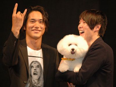 松山ケンイチ（左）に勝った犬のメルシー