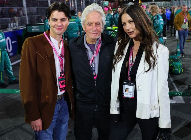 F1ラスベガスGPでのマイケル・ダグラス&キャサリン・ゼタ=ジョーンズ夫妻と息子のディラン(左)