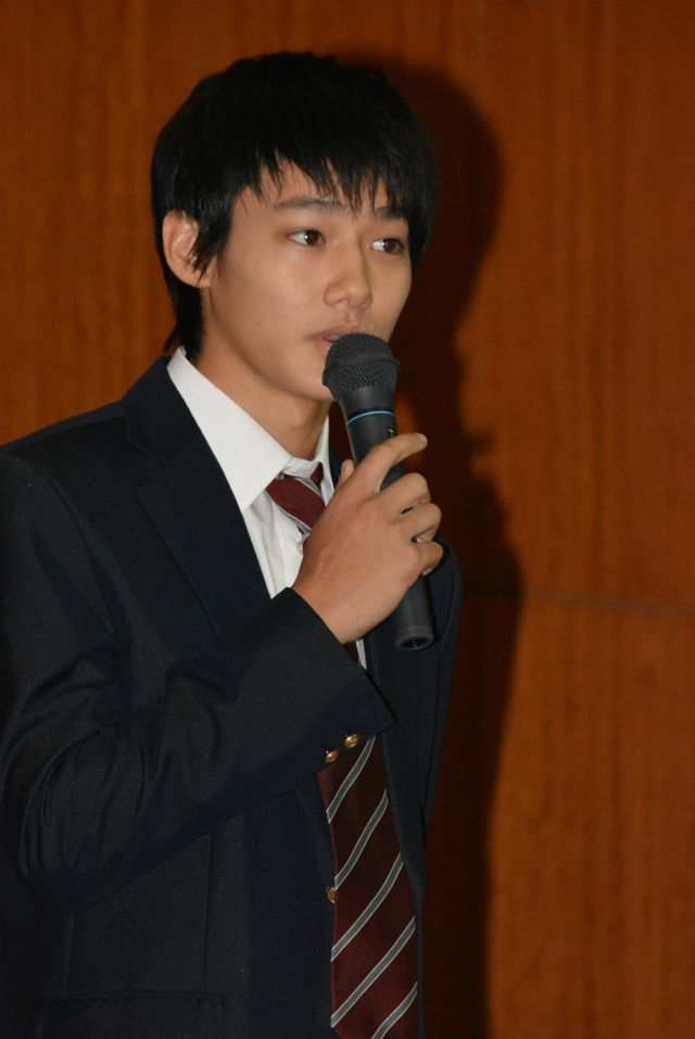 菅田将暉、都内高校の後夜祭に参加！　学生時代のおしゃれの失敗を語る！　画像ギャラリー（20枚目）