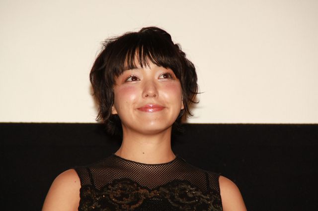 桐谷美玲、原作者からのイラストに喜び！『ヒロイン失格』初日舞台あいさつフォトギャラリー（3枚目）