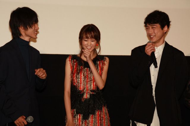 桐谷美玲、原作者からのイラストに喜び！『ヒロイン失格』初日舞台あいさつフォトギャラリー（10枚目）