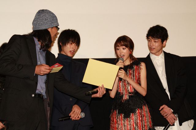 桐谷美玲、原作者からのイラストに喜び！『ヒロイン失格』初日舞台あいさつフォトギャラリー（14枚目）