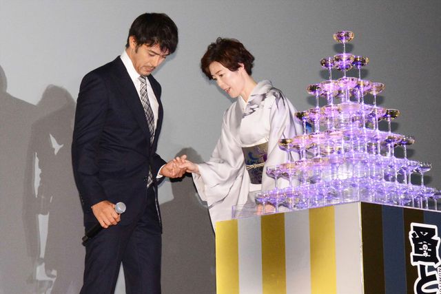 阿部寛が寺島しのぶをエスコート！ダンディー！：フォトギャラリー