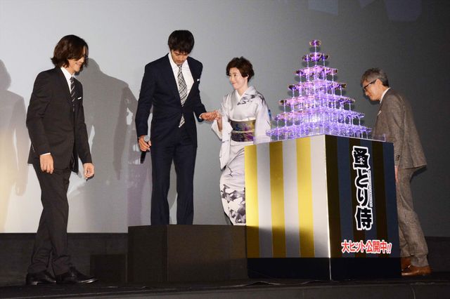 阿部寛が寺島しのぶをエスコート！ダンディー！（2枚目）