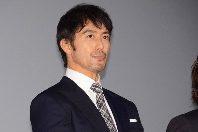 阿部寛が寺島しのぶをエスコート！ダンディー！（4枚目）