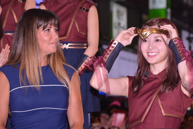 乃木坂46、『ワンダーウーマン』監督の前であのポーズを披露！ジャパンプレミア（5枚目）