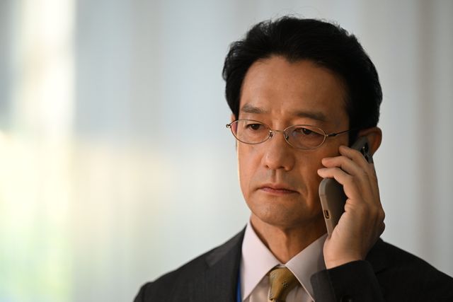 「罠の戦争」草なぎ剛の演説シーン話題に！5話場面写真（6枚目）