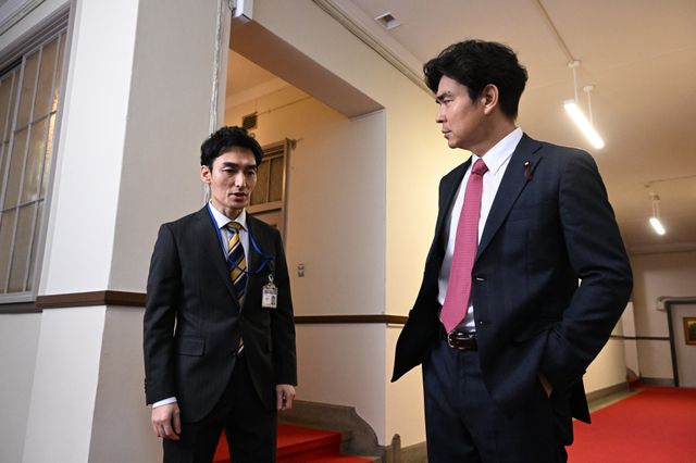 「罠の戦争」草なぎ剛の演説シーン話題に！5話場面写真（11枚目）