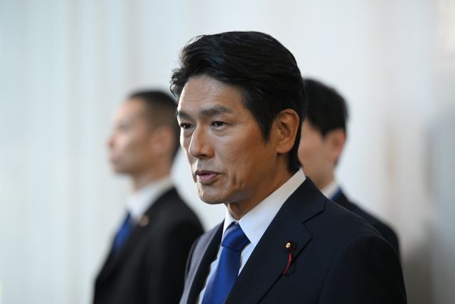 「罠の戦争」草なぎ剛の演説シーン話題に！5話場面写真（13枚目）