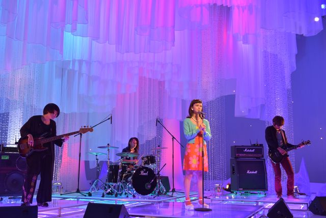 多部未華子、小林武史プロデュースの楽曲を熱唱！映画『あやしい彼女』撮影現場フォトギャラリー（2枚目）