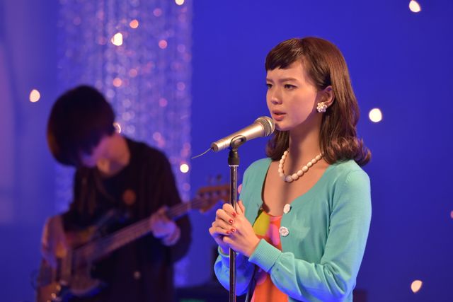 多部未華子、小林武史プロデュースの楽曲を熱唱！映画『あやしい彼女』撮影現場フォトギャラリー（5枚目）