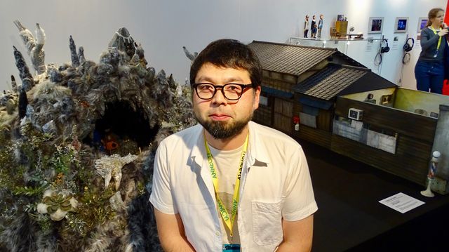 文化庁メディア芸術祭海外展にインスタレーション作品「Mt.Onokoro」や『家族デッキ』のミニチュアセットを出品した村田朋泰監督（アヌシー国際アニメーション映画祭のマーケット会場MIFAにて）