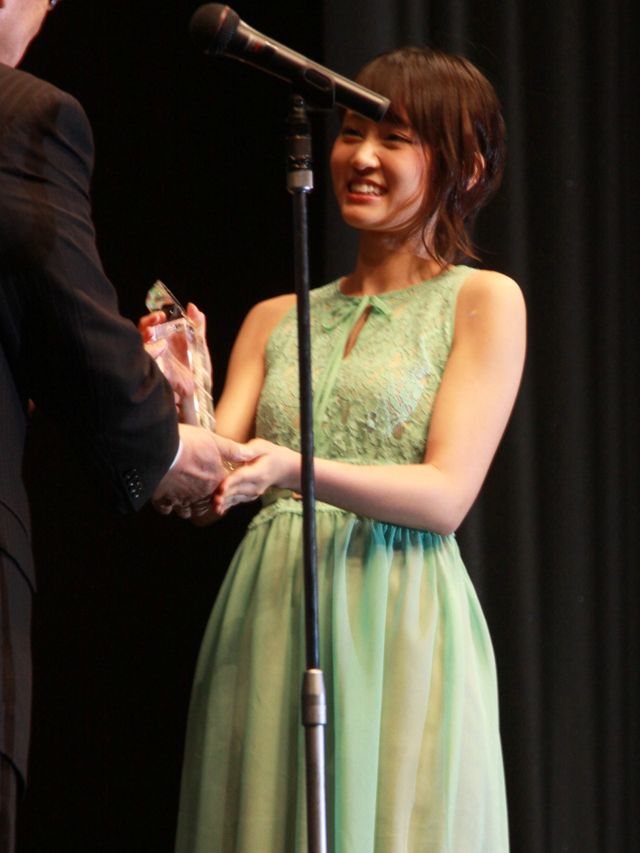 前田敦子が外国語映画ベストサポーター賞を受賞！－社団法人外国映画輸入配給協会発足50年記念式写真ギャラリー（5枚目）