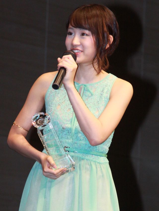 前田敦子が外国語映画ベストサポーター賞を受賞！－社団法人外国映画輸入配給協会発足50年記念式写真ギャラリー（10枚目）