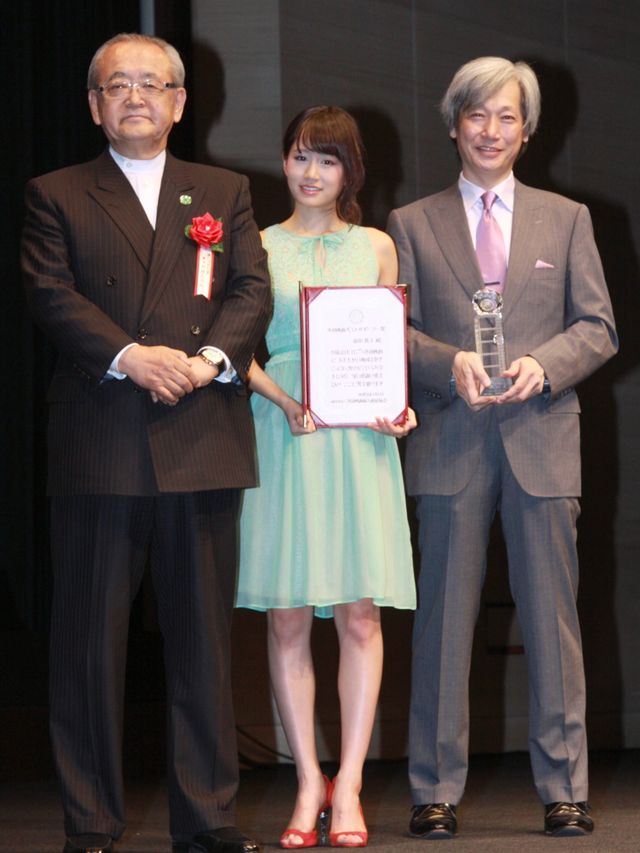 前田敦子が外国語映画ベストサポーター賞を受賞！－社団法人外国映画輸入配給協会発足50年記念式写真ギャラリー（11枚目）