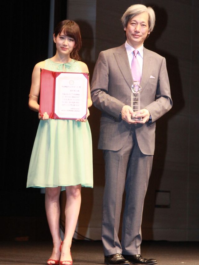 前田敦子が外国語映画ベストサポーター賞を受賞！－社団法人外国映画輸入配給協会発足50年記念式写真ギャラリー（12枚目）