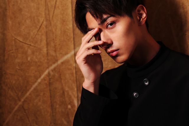 横浜流星、実は地味顔を自認!?『ヴィレッジ』撮り下ろしカット＜12枚＞（11枚目）