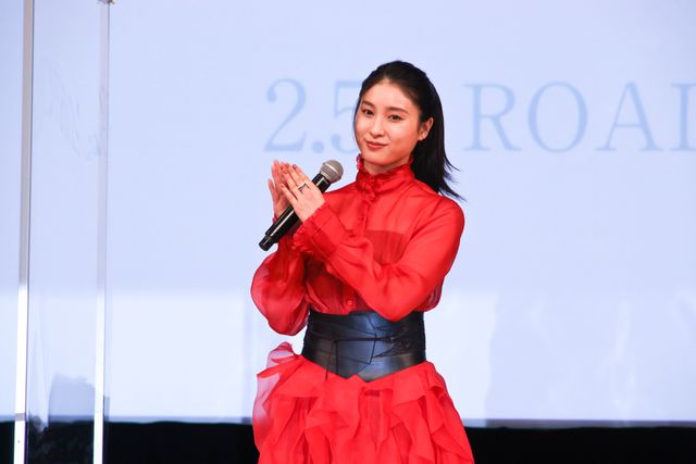 土屋太鳳、真っ赤なフリルドレス姿が美しい!『哀愁しんでれら』完成報告会:フォトギャラリー