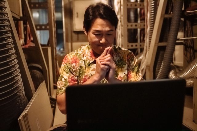 ハイジャックされたハワイ行きの旅客機が舞台『ノンストップ』場面写真（2枚目）