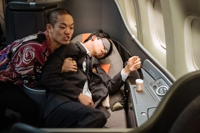 ハイジャックされたハワイ行きの旅客機が舞台『ノンストップ』場面写真（3枚目）