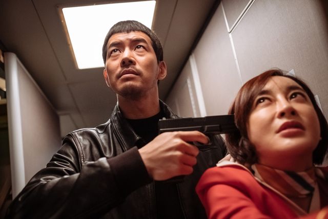 ハイジャックされたハワイ行きの旅客機が舞台『ノンストップ』場面写真（7枚目）