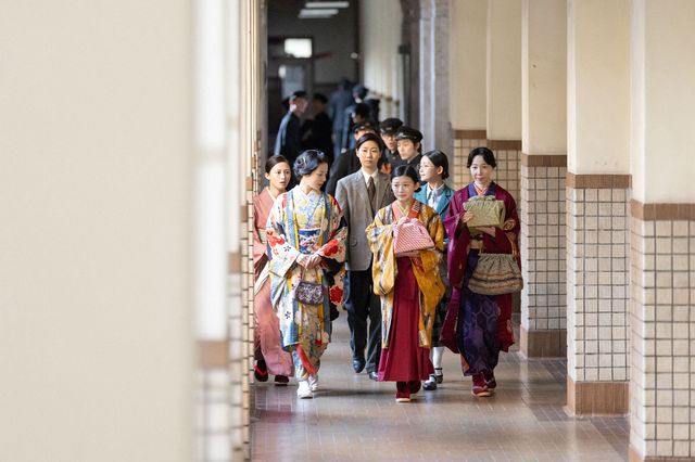 よね（土居志央梨）は疑いの目で…「虎に翼」第16回の場面写真：フォトギャラリー