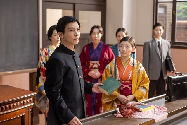 よね（土居志央梨）は疑いの目で…「虎に翼」第16回の場面写真（5枚目）