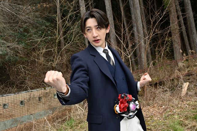 “黒猫”の仮面ライダーリドが登場！「仮面ライダーマイス」第3話場面カット（5枚目）