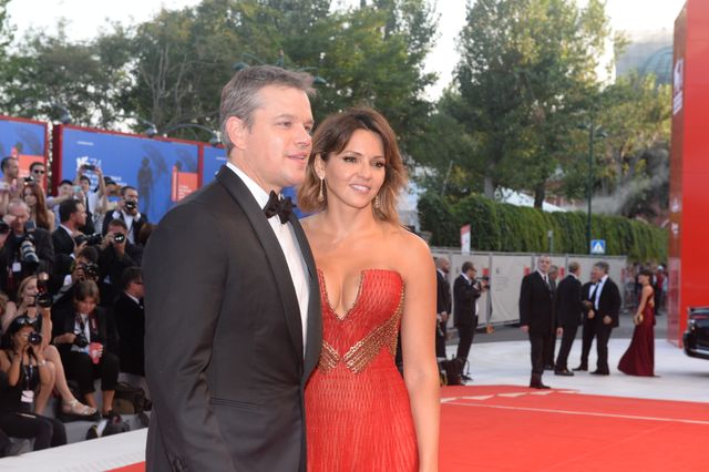 マット・デイモン、美人妻と手つなぎレッドカーペット！（2枚目）