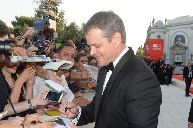 マット・デイモン、美人妻と手つなぎレッドカーペット！（7枚目）