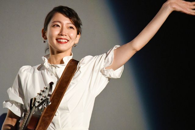 吉岡里帆、人生初ライブに大興奮！映画『音量を上げろタコ！なに歌ってんのか全然わかんねぇんだよ !!』一夜限りのライブイベント：フォトギャラリー｜シネマトゥデイ