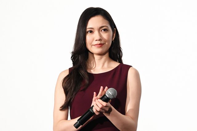 ワインレッドのドレスで登壇した二階堂ふみ