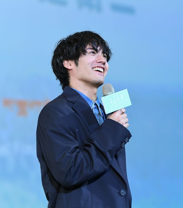 台湾で舞台あいさつに立つ赤楚衛二