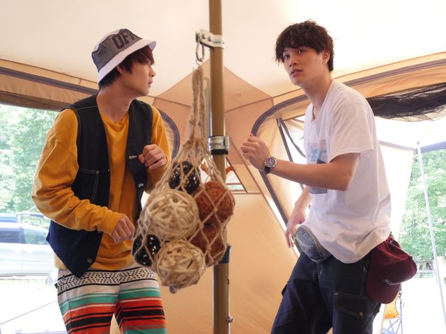 はしゃぐ佐野勇斗＆鈴木伸之！ドラマ「俺たちはあぶなくない～クールにさぼる刑事たち」第3話場面カット（2枚目）