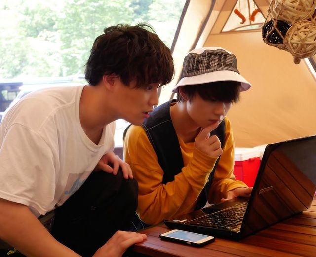 はしゃぐ佐野勇斗＆鈴木伸之！ドラマ「俺たちはあぶなくない～クールにさぼる刑事たち」第3話場面カット（4枚目）