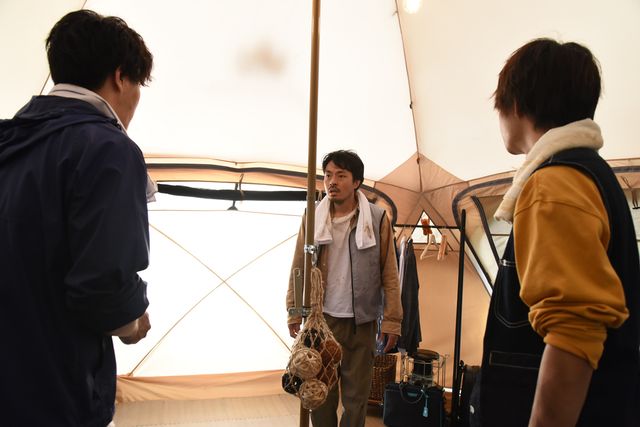 はしゃぐ佐野勇斗＆鈴木伸之！ドラマ「俺たちはあぶなくない～クールにさぼる刑事たち」第3話場面カット（5枚目）