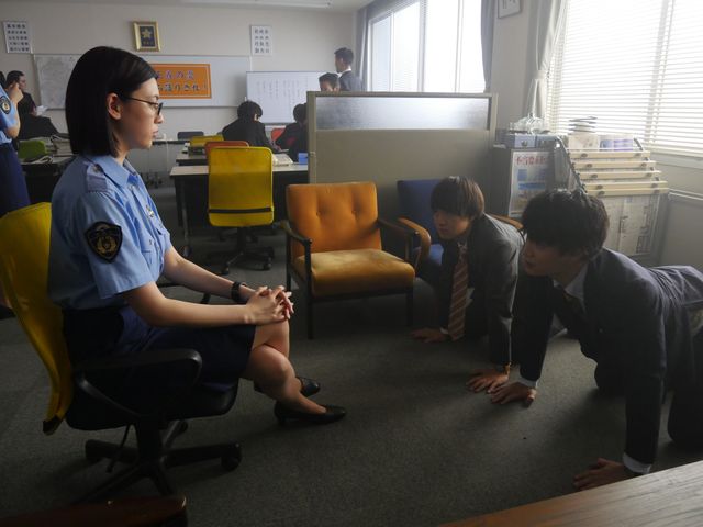 はしゃぐ佐野勇斗＆鈴木伸之！ドラマ「俺たちはあぶなくない～クールにさぼる刑事たち」第3話場面カット（6枚目）