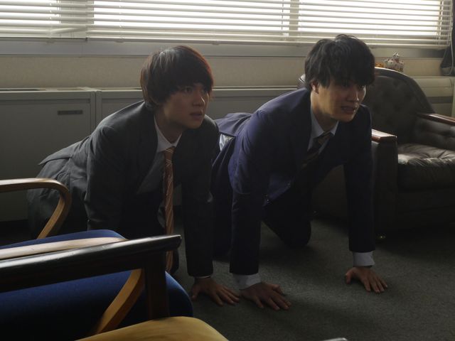 はしゃぐ佐野勇斗＆鈴木伸之！ドラマ「俺たちはあぶなくない～クールにさぼる刑事たち」第3話場面カット（7枚目）